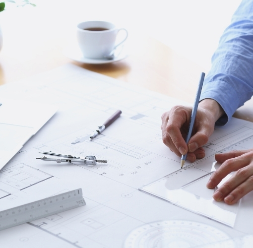 Leistungen für Architekten und Planer Planen Sie Ihr Bauvorhaben bis ins Detail mit unseren hochwertigen Garagentoren und Haustüren speziell für Bauherren und Modernisierer. Unsere umfassenden Leistungen garantieren Ihnen passgenaue Lösungen für stilvolle und sichere Eingangstüren, die Ihr Zuhause perfekt abrunden.