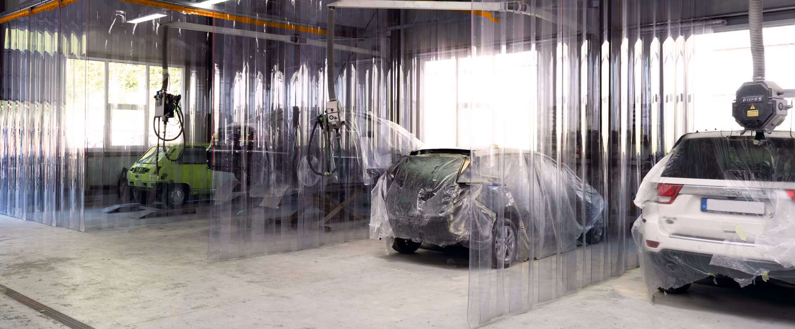 Pendeltore & Streifenvorhänge Flexible Pendeltore und Streifenvorhänge sind die ideale Lösung für Werkstätten, Lager und Produktionsbereiche. Sie bieten effektiven Schutz vor Staub, Lärm und Temperaturverlust und ermöglichen gleichzeitig einen schnellen, sicheren Durchgang für Personen und Fahrzeuge.