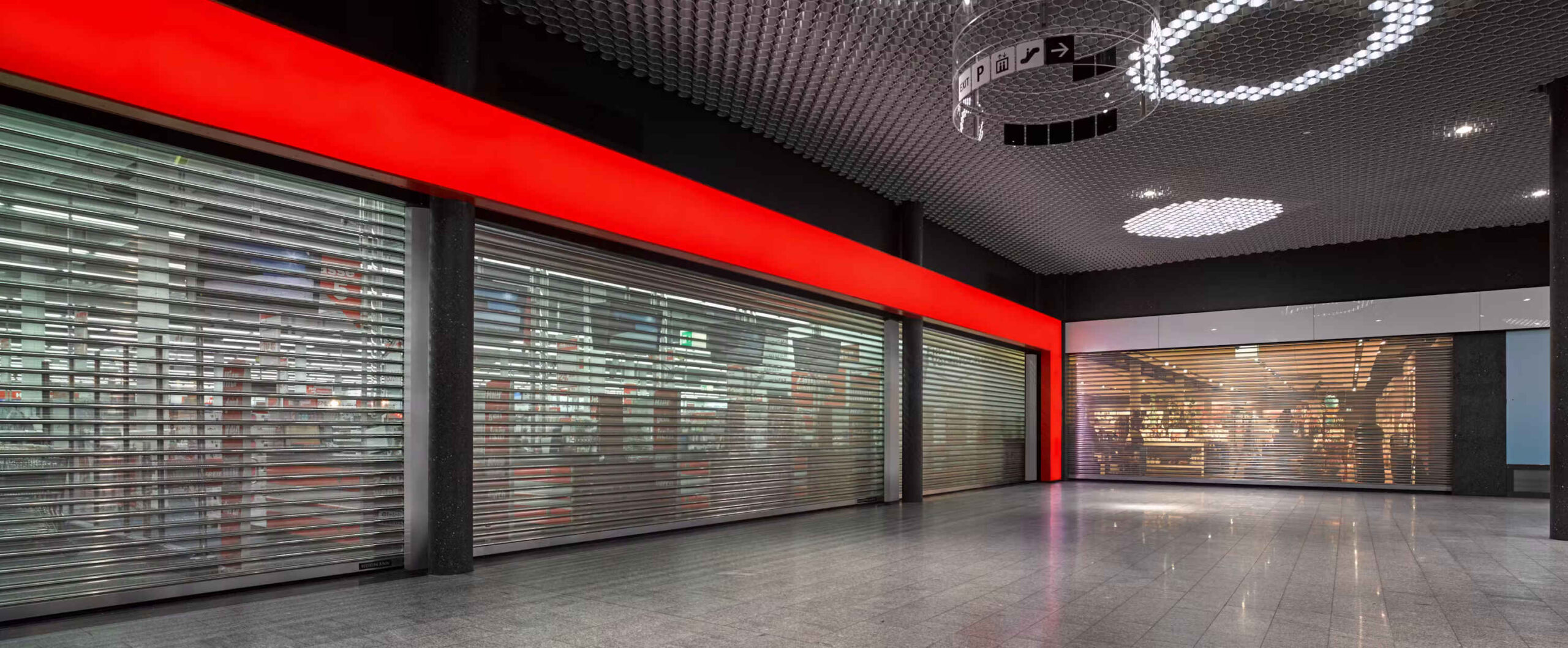 Rolltore & Rollgitter Hochwertige Rollgittertore bieten Sicherheit und Transparenz für Ladenlokale, Parkhäuser und öffentliche Gebäude. Sie kombinieren effektiven Einbruchschutz mit moderner Optik und ermöglichen gleichzeitig eine gute Sicht auf Auslagen und Innenräume.