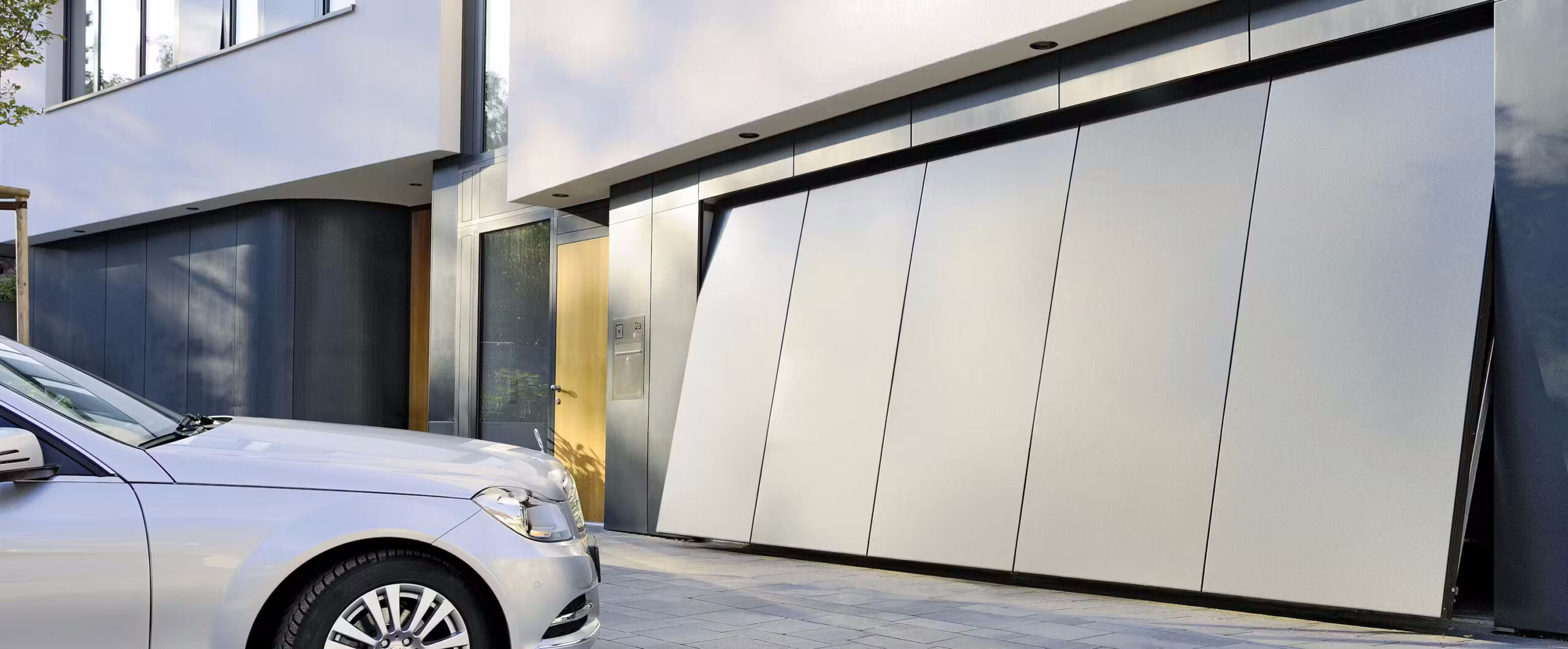 Sammelgaragentore Elegante Sammelgaragentore verbinden modernes Design mit hoher Funktionalität und Sicherheit. Sie sind ideal für Mehrfamilienhäuser und Tiefgaragen und überzeugen durch leisen Lauf, langlebige Materialien und komfortable Bedienung.